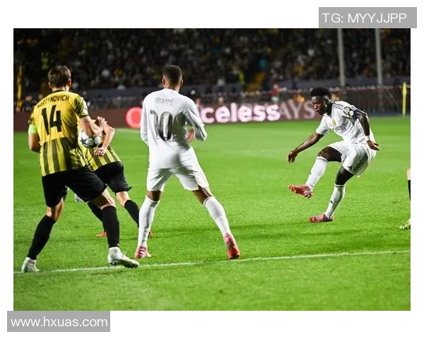 足球明星在比赛中精彩射门瞬间的震撼场景图片展示